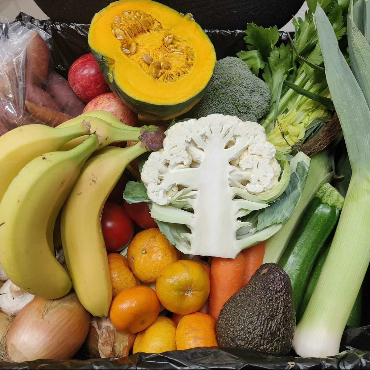 Seasonal Fruit and Vege Box ( for a family of 4 )
